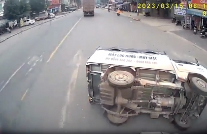 Clip TNGT: Cái kết đắng cho xe tải nhỏ cắt mặt công-ten-nơ